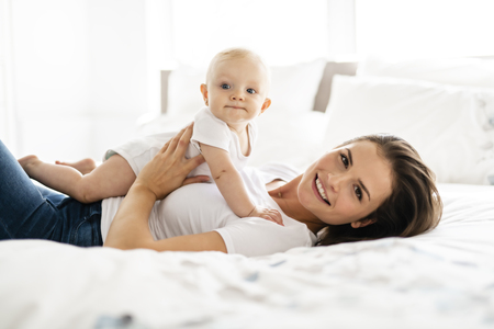 Worauf sollte man beim Kauf einer Babytrage achten? Tipps für werdende Eltern