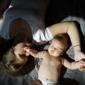 Erfahrungsberichte: Familien erzählen von ihren Entscheidungen zwischen Tagesmutter und KITA