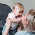 Praktische Achtsamkeitsübungen für den turbulenten Familienalltag