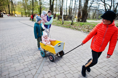 Die besten Kinderwagen 2025 im großen Vergleichstest: Worauf sollten Eltern achten?
