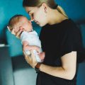 Die richtige Babypflege im ersten Lebensjahr: Tipps und Empfehlungen für Eltern in Deutschland