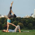 Ganzheitliche Rückbildung: Kombination aus Physiotherapie, Yoga und Alltagstipps für junge Mütter