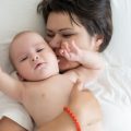 Bindungsorientierte Erziehung im deutschen Alltag: Theorie und Praxis