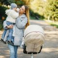 Greifen, Rollen, Sitzen: Die grobmotorische Entwicklung bis zum ersten Geburtstag